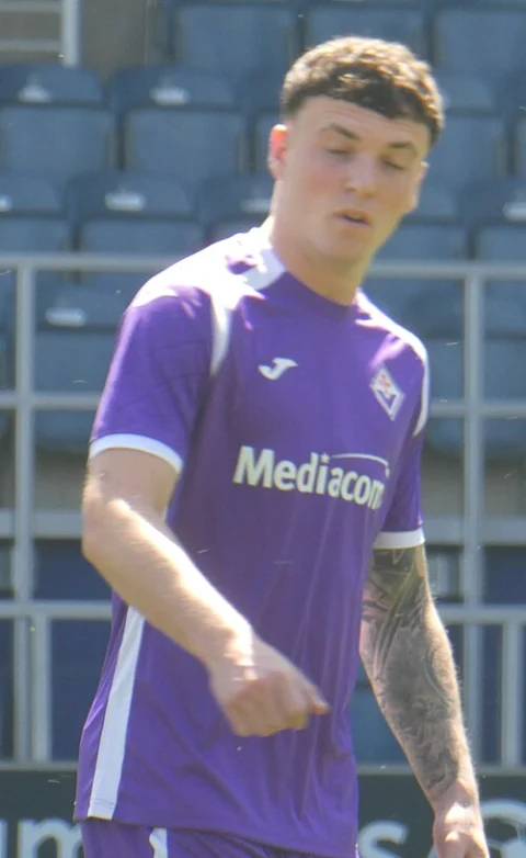 Foto: Timmy96 · CC0 · Wikimedia Commons Álex Jiménez con la maglia della Fiorentina